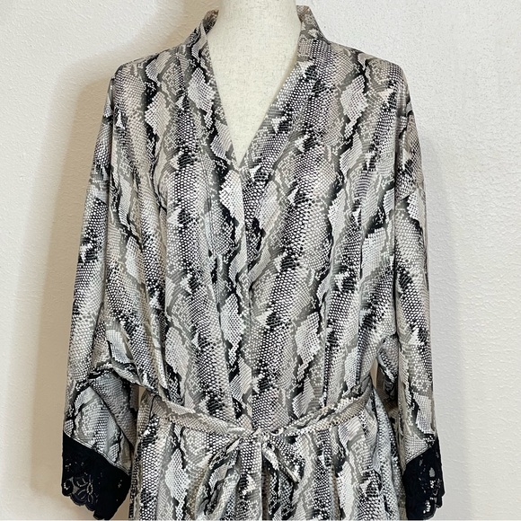 Torrid Snake Print Robe Size 2 - Picture 7 of 16